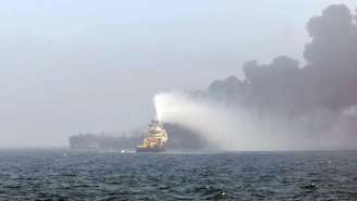 Os navios envolvidos na colisão ocorrida na manhã desta segunda pegaram fogo