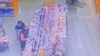 Mulher é atingida por carregamento de leite condensado em supermercado