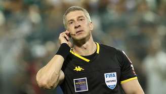 O árbitro Anderson Daronco. 