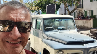 Homem tira foto de cena de 'Ainda Estou Aqui'