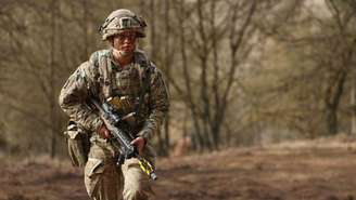 Uma soldada britânica durante exercício militar da Otan