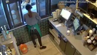 A defesa alegou que a funcionária da Starbucks foi negligente ao não fixar corretamente o copo de chá no suporte de papelão