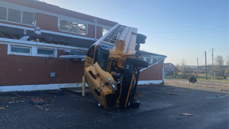 Ônibus escolar foi arremessado em telhado de escola