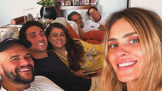 Preta Gil recebe visita de amigos após alta
