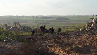 Tropas israelenses avançam em território de Gaza