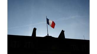 Bandeira da França no palácio de l'Élysée, residência oficial do presidente francês, em Paris