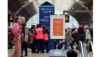Pessoas esperam na estação ferroviária de Paddington, depois que um incêndio em uma subestação elétrica próxima acabou com a energia no Aeroporto Internacional de Heathrow, em Londres