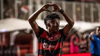 Alisson Santos com a camisa do Vitória. 