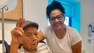 Roque, ex-assistente de Silvio Santos, com enfermeira