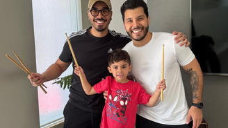 Léo, filho de Marília Mendonça, com o pai e o professor de bateria