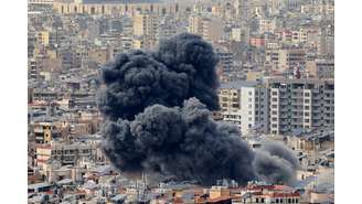 Coluna de fumaça sobe no céu de Beirute após ataque da Força Aérea de Israel