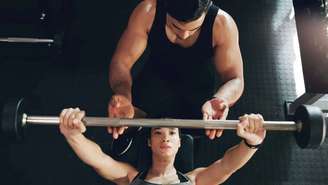 O personal trainer ajuda a garantir sua saúde e segurança durante a realização dos exercícios físicos