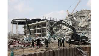 Agentes de resgate trabalham em local onde desabou um edifício em Bangcoc, na Tailândia, após forte terremoto 29/3/2025