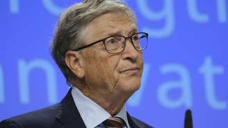 Bill Gates, cofundador da Microsoft, destaca a rapidez com que a IA está evoluindo e seu potencial para substituir muitas funções humanas