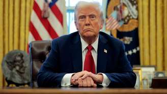 Donald Trump sentado no salão oval