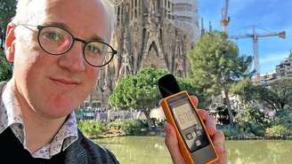O jornalista James Gallagher, da BBC, registrando os níveis de som em Barcelona