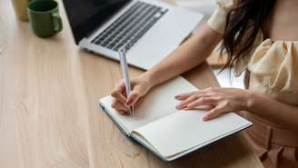 O caderno da gratidão é uma ferramenta poderosa para fortalecer a Lei da Atração. Veja os benefícios desse hábito e transforme sua energia!