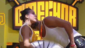 Maike dá cheiro no pescoço de Renata durante festa do BBB 25; internautas repercutem o ‘clima’ entre os brothers nesta madrugada