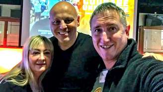 Esta foto mostra o momento em que Sam Wall (à esquerda) conheceu Brad Burton (ao centro) e seu amigo Alan Price (à direita) em Birmingham