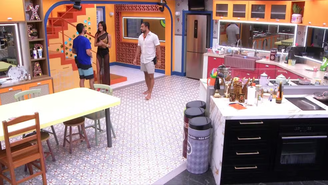 Vitória Strada e João Gabriel simulam briga