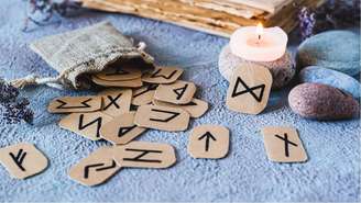 Descubra o que o destino reserva para o seu signo do zodíaco com as previsões das runas para o amor em abril