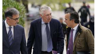 Técnico do Real Madrid, Carlo Ancelotti, chega a tribunal para julgamento de evasão fiscal 