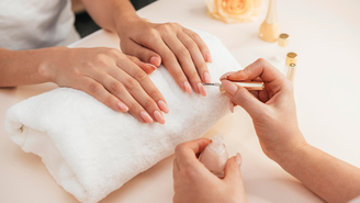 Especialista em alongamentos de unha explica os métodos usados