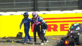 Jack Doohan sendo amparado após batida