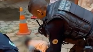 Vídeo: Recém-nascido se engasga com leite materno e PM é acionada