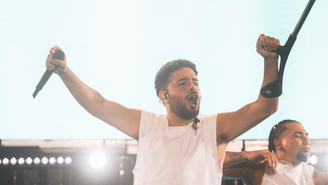 Pedro Sampaio faz show de muleta após lesão