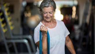 Hoje, é o Dia Mundial da Atividade Física e pensamos nas pessoas mais novas, mas e quanto aos idosos? Eles também precisam fortalecer o corpo