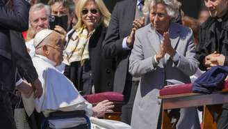 Papa Francisco passeia entre os fiéis na praça de São Pedro, neste domingo (06/04/2025)