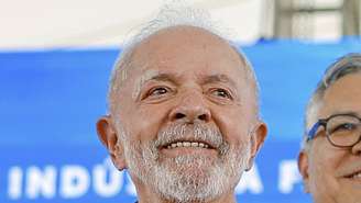 Lula apareceu com curativo no supercílio