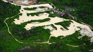 Imagem aérea de arquivo mostra garimpo ilegal em terra Kayapó, em 19/03/25.