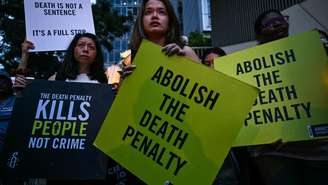 Relatório da Anistia Internacional aponta para novo recorde de execuções por pena de morte no mundo desde 2015 Na foto: Ativistas seguram cartazes durante uma vigília contra a execução iminente do cidadão malaio Pannir Selvam Pranthaman, condenado à morte por tráfico de heroína com destino a Cingapura, em frente à embaixada de Cingapura em Kuala Lumpur, em 19 de fevereiro de 2025.