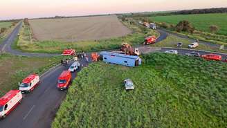 Ônibus tombou na madrugada desta terça-feira, 8