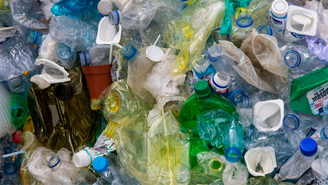 A pesquisa apontou que os microrganismos não somente degradam plásticos, como podem ser utilizados na produção de bioplásticos