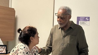 Gilberto Gil visita Preta Gil em hospital