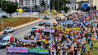 Indígenas manifestam em frente ao Congresso Nacional nesta quinta-feira, 10 