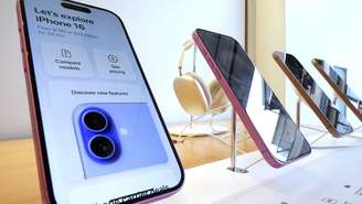 Um Iphone 16 em uma loja Apple em Pittsburgh, em 12/01/25.