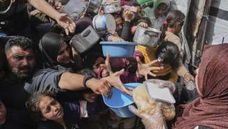 Distribuição de comida em Gaza, em 7 de abril de 2025.