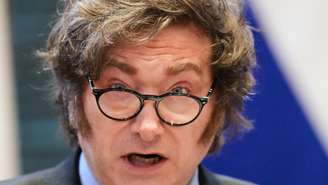 Depois de quase seis anos, o governo argentino decidiu acabar com as severas restrições de acesso ao mercado de câmbios para as pessoas e flexibilizar o movimento de capitais para as empresas, a partir de um elevado pacote de ajuda financeira por parte do Fundo Monetário Internacional (FMI) e dos demais organismos multilaterais de crédito.