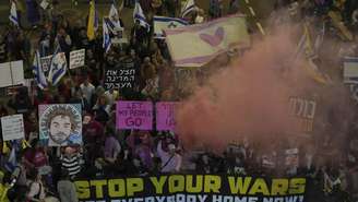 Manifestantes exigem a libertação imediata dos reféns israelenses ainda detidos em Gaza, em 5 de abril de 2025, em Tel Aviv.