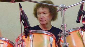 Les Binks, ex-baterista da Judas Priest, morre aos 73 anos