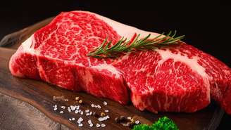 Lavar carnes antes do preparo pode trazer riscos para a saúde