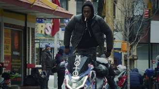 Nesta e em outras cenas, a câmera lenta torna poéticas algumas manobras que, em velocidade, seriam só arriscadas.