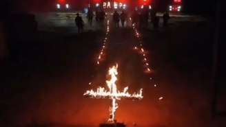Vídeo publicado nas redes sociais mostra policiais de São Paulo em suposto ritual; movimentos incluem queima de cruzes e saudações
