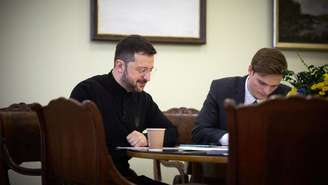 O presidente ucraniano Volodymyr Zelenskiy fala com o líder dos EUA, Donald Trump, em ligação telefônica