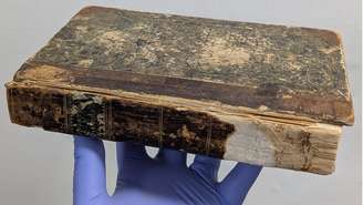 Livro feito com pele de assassino famoso do século XIX é encontrado em museu e exposto para visitantes