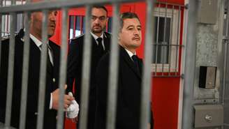 O ministro da Justiça da França, Gerald Darmanin, visita o centro penitenciário de Alençon-Conde-sur-Sarthe, em Conde-sur-Sarthe, noroeste da França, em 17 de fevereiro de 2025.